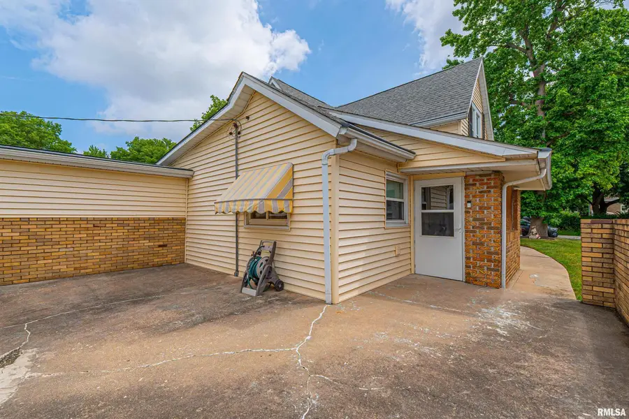 313 S Warren Street, Tremont, IL 61568 - #3