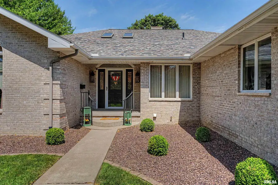 419 N Logan Street, Lincoln, IL 62656 - #3