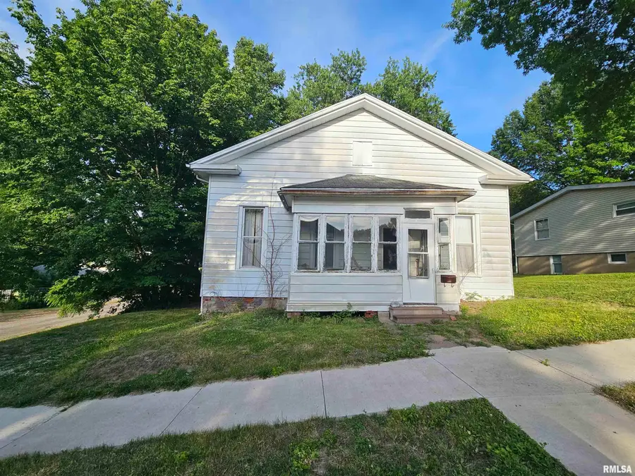 704 S 8th Street, Petersburg, IL 62675 - #3