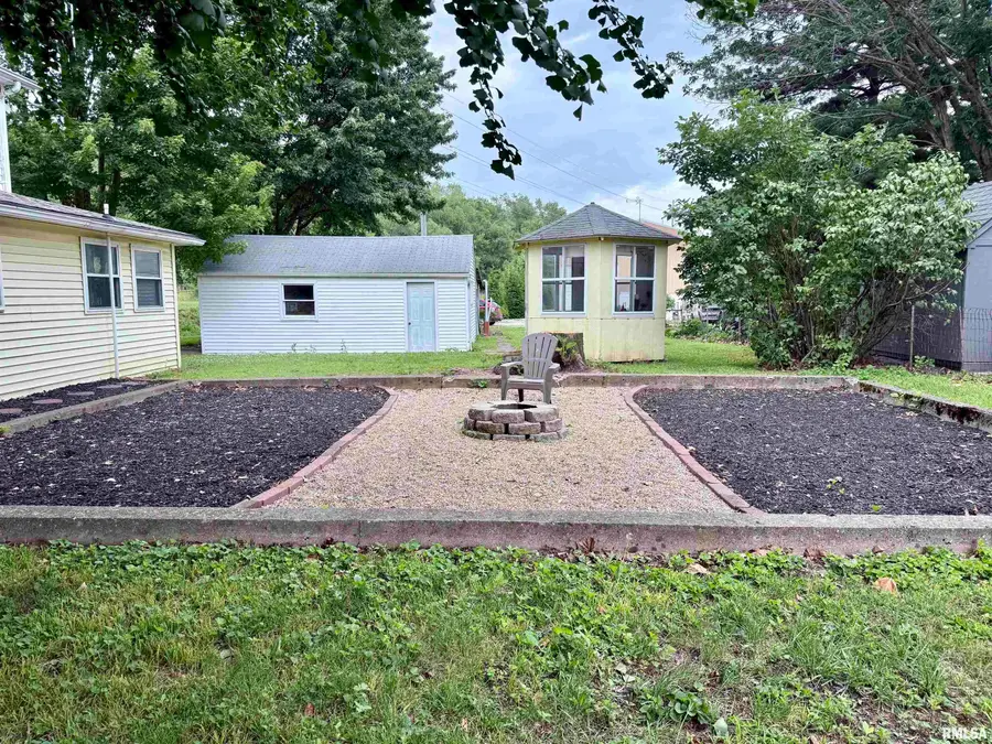 200 N Potts Avenue, Taylorville, IL 62568 - #2
