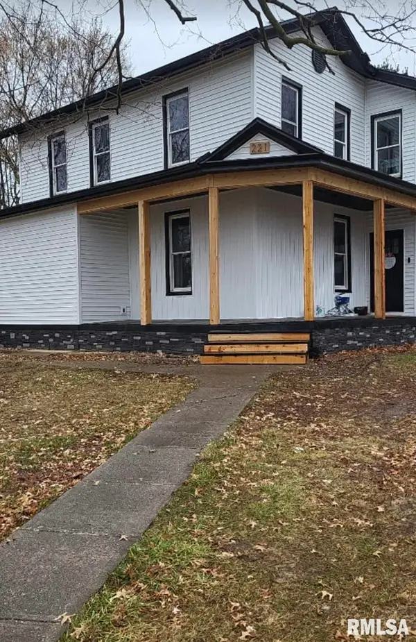 221 W Washington Street, Mendon, IL 62351
