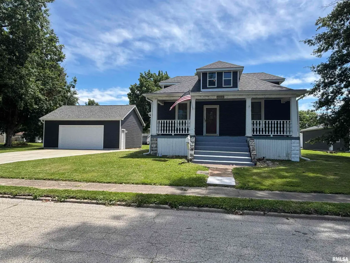 906 E Adams Street, Taylorville, IL 62568 - #1