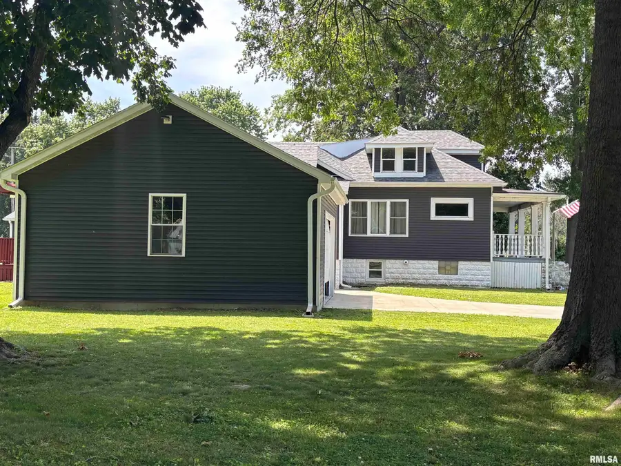 906 E Adams Street, Taylorville, IL 62568 - #3