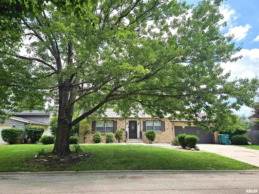 1047 Woodbine Circle East, Galesburg, IL 61401 - #2