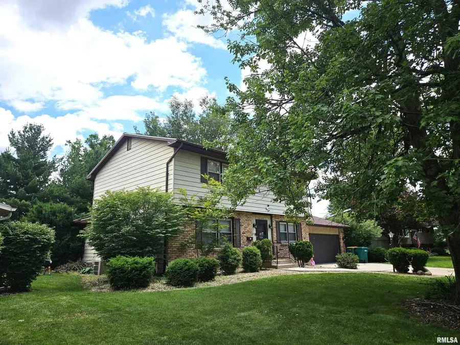 1047 Woodbine Circle East, Galesburg, IL 61401 - #3