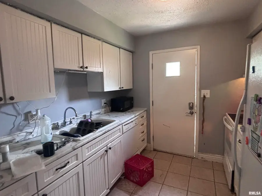 1050 W Fayette Avenue, Springfield, IL 62704 - #2