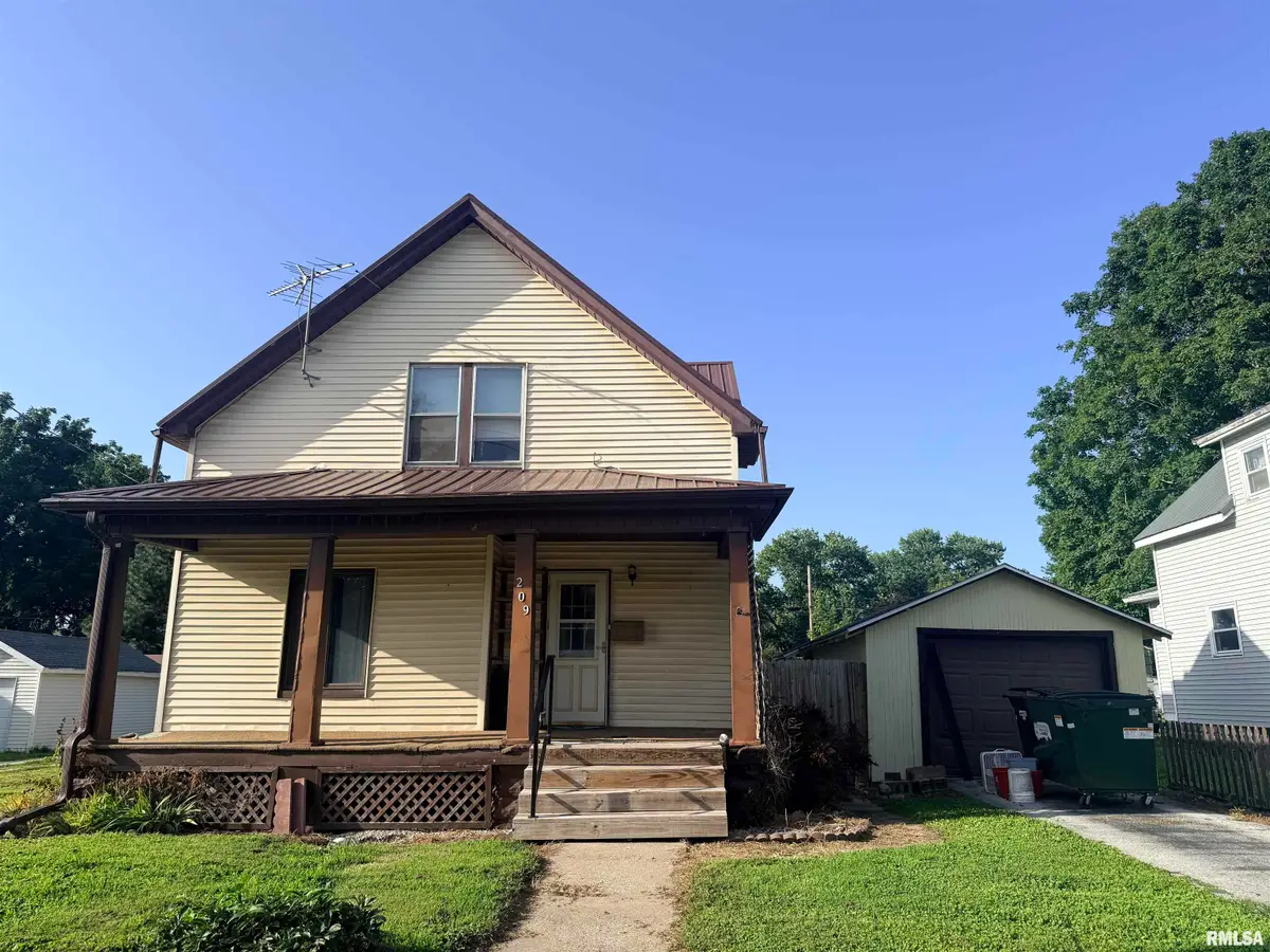 209 W Chestnut Street, Mount Sterling, IL 62353 - #1