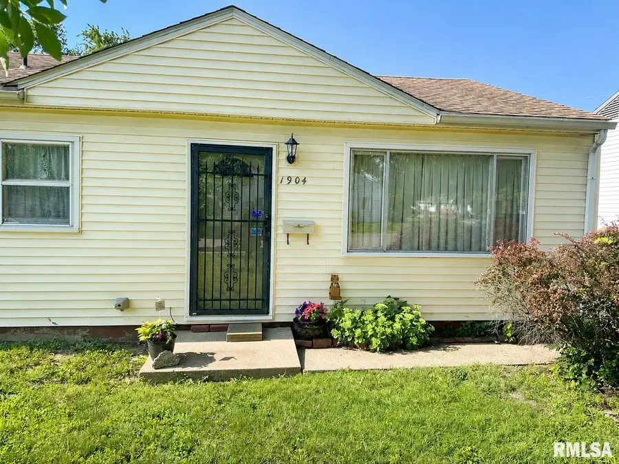 1904 Black Avenue, Springfield, IL 62702 - #2