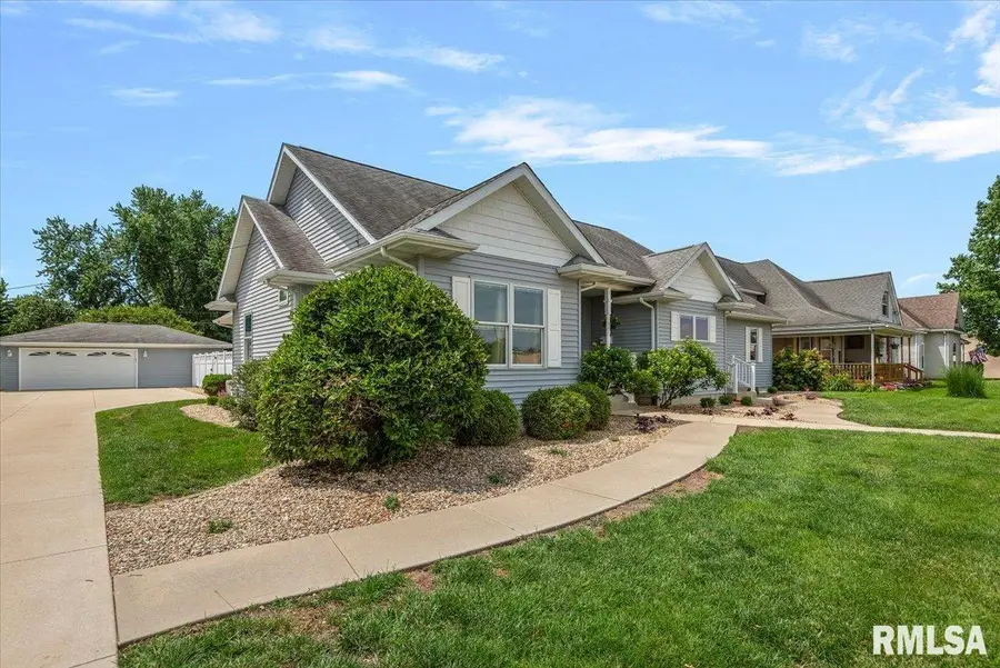 110 E Pleasant Street, Taylorville, IL 62568 - #2