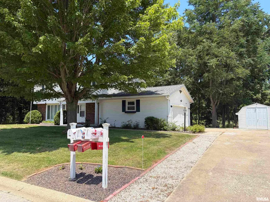 3711 Oakwood Circle, Taylorville, IL 62568 - #2