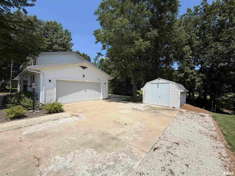 3711 Oakwood Circle, Taylorville, IL 62568 - #3