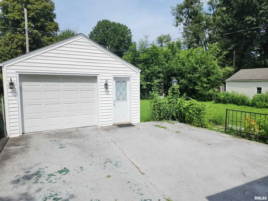 2537 Holmes Avenue, Springfield, IL 62704 - #3