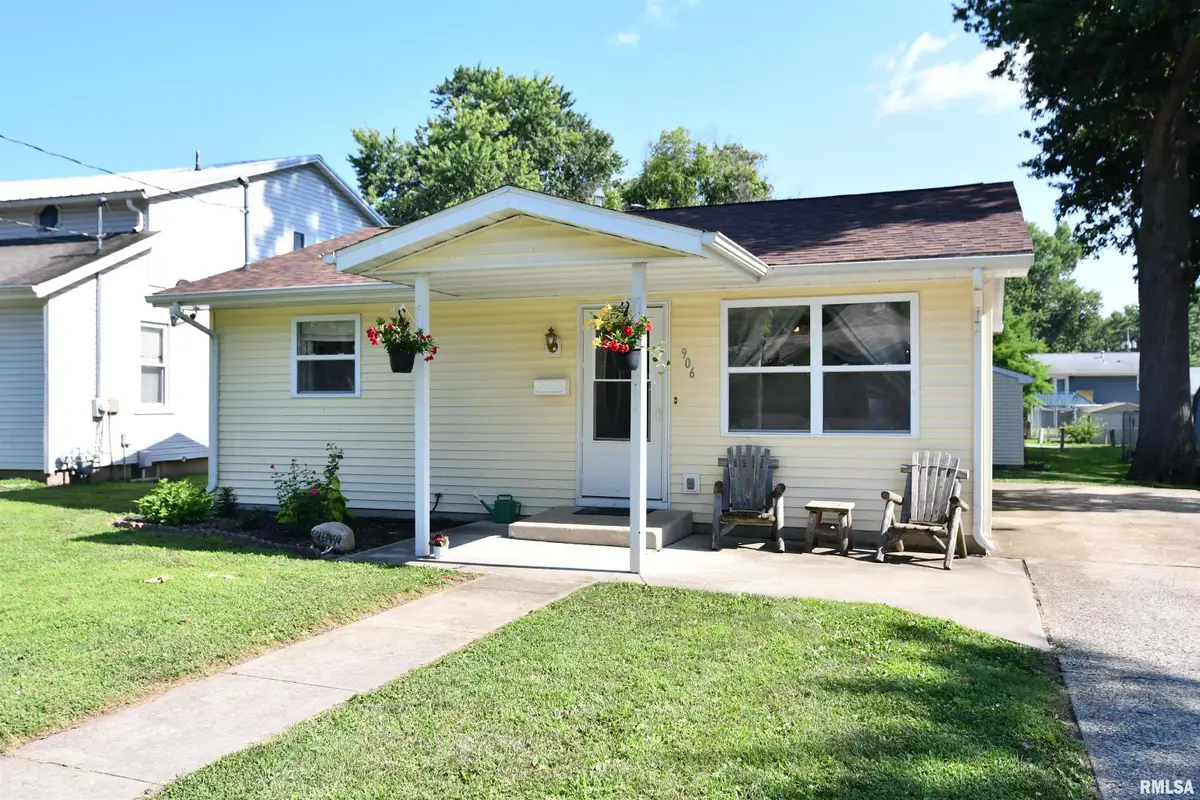 906 E Stevenson Street, Taylorville, IL 62568 - #1
