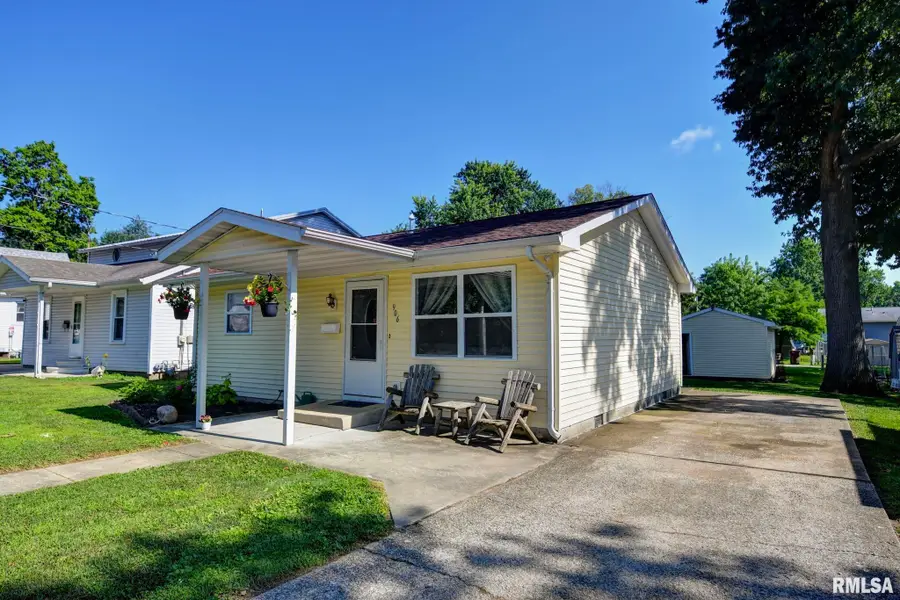 906 E Stevenson Street, Taylorville, IL 62568 - #2