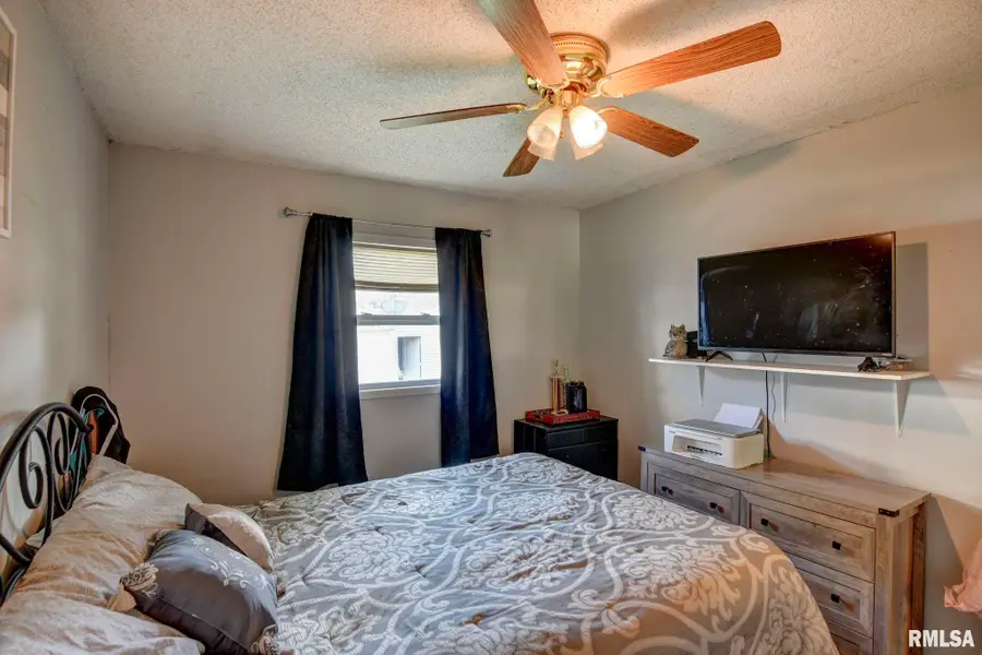 906 E Stevenson Street, Taylorville, IL 62568 - #3
