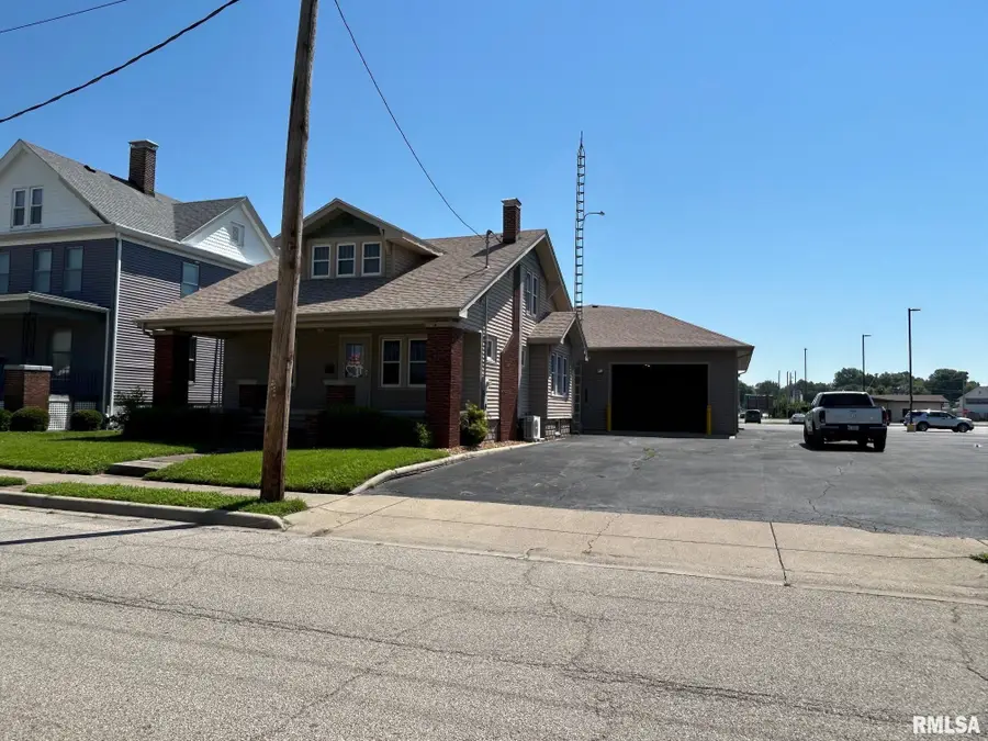 328 N Clay Street, Taylorville, IL 62568 - #2