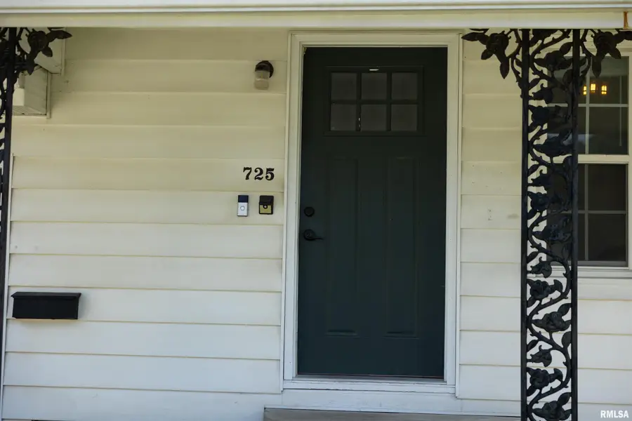 725 W Fayette Street, Pittsfield, IL 62363 - #2