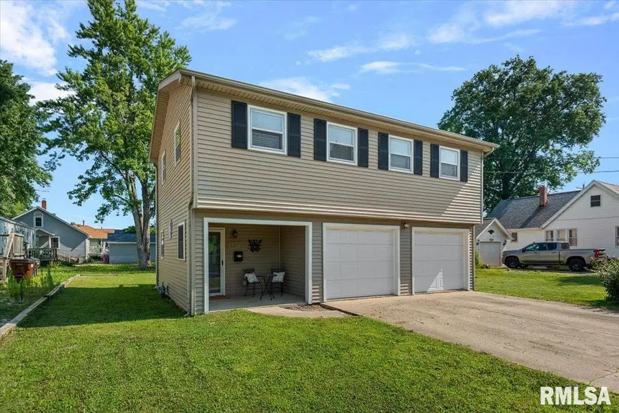 627 W Poplar Street, Taylorville, IL 62568 - #2