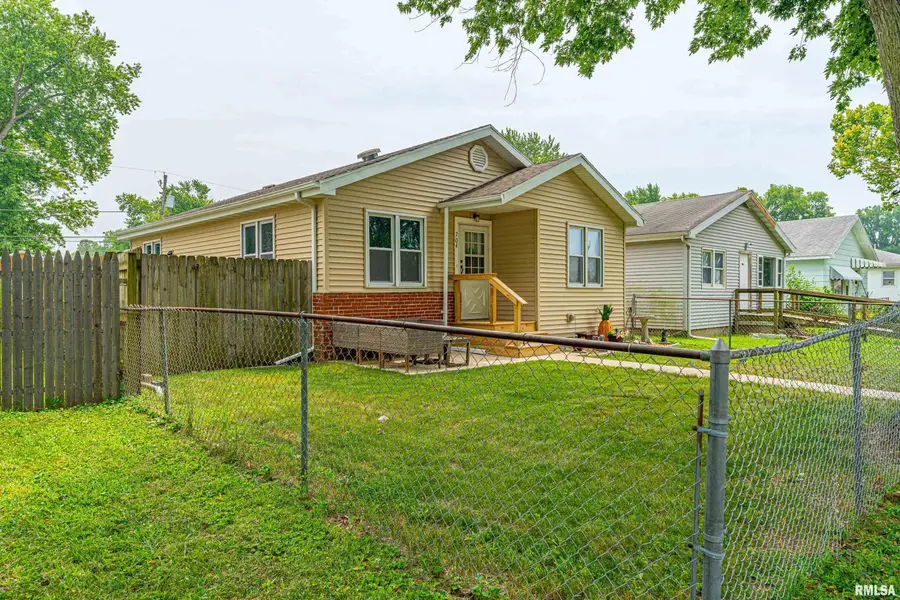704 N Madison Street, Lincoln, IL 62656 - #3