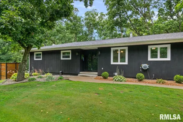 3911 E Lakeshore Drive, Taylorville, IL 62568