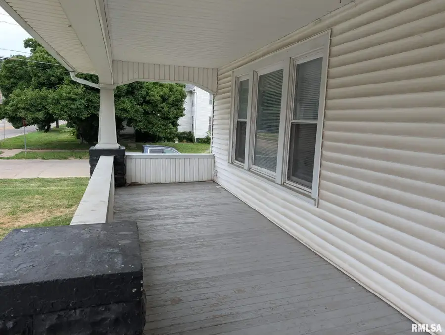 159 W Locust Street, Canton, IL 61520 - #2