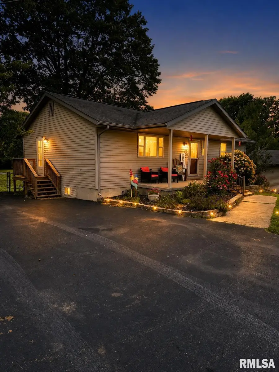 111 S Vollentine Avenue, Taylorville, IL 62568 - #2