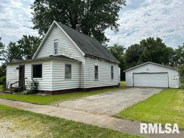 306 W Wabash Street, Stonington, IL 62567 - #1