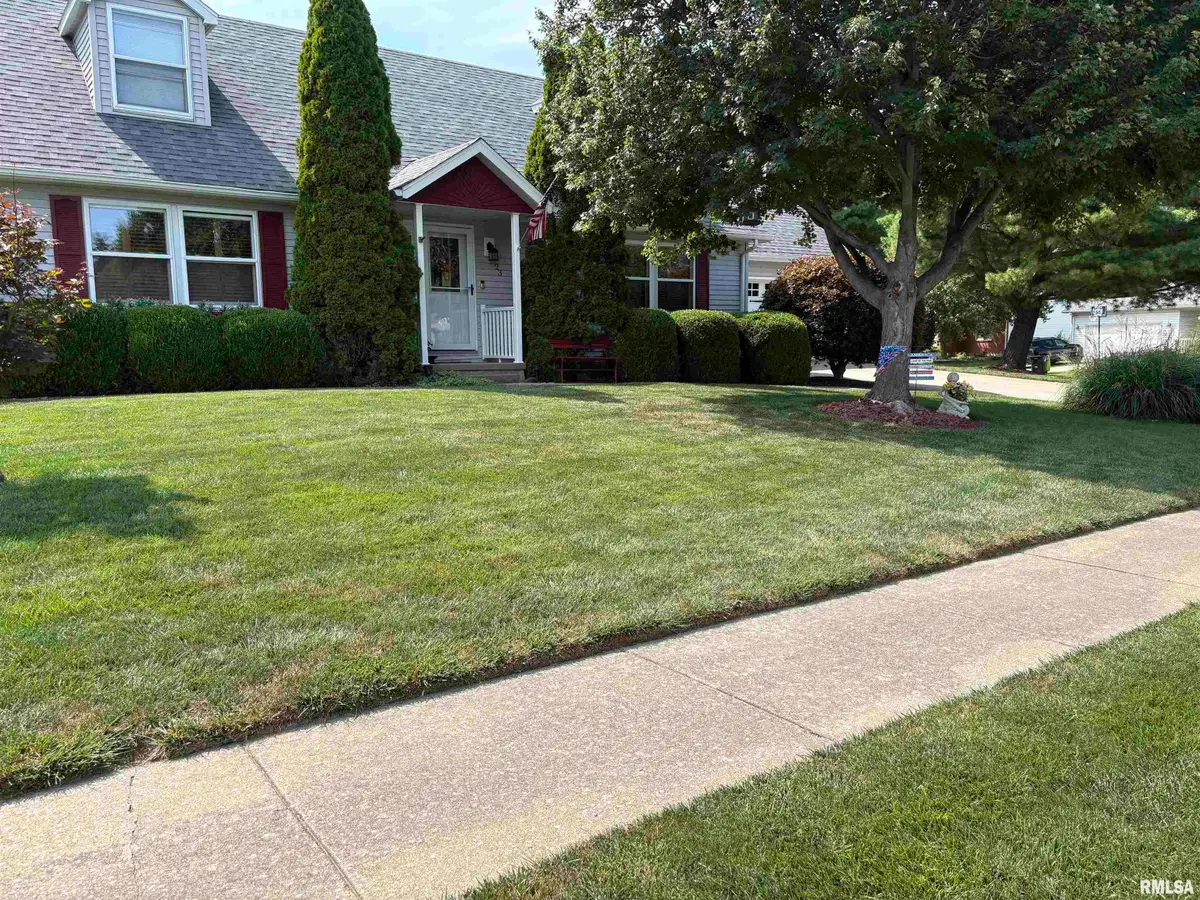 23 N Grand Avenue, Jacksonville, IL 62650 - #1