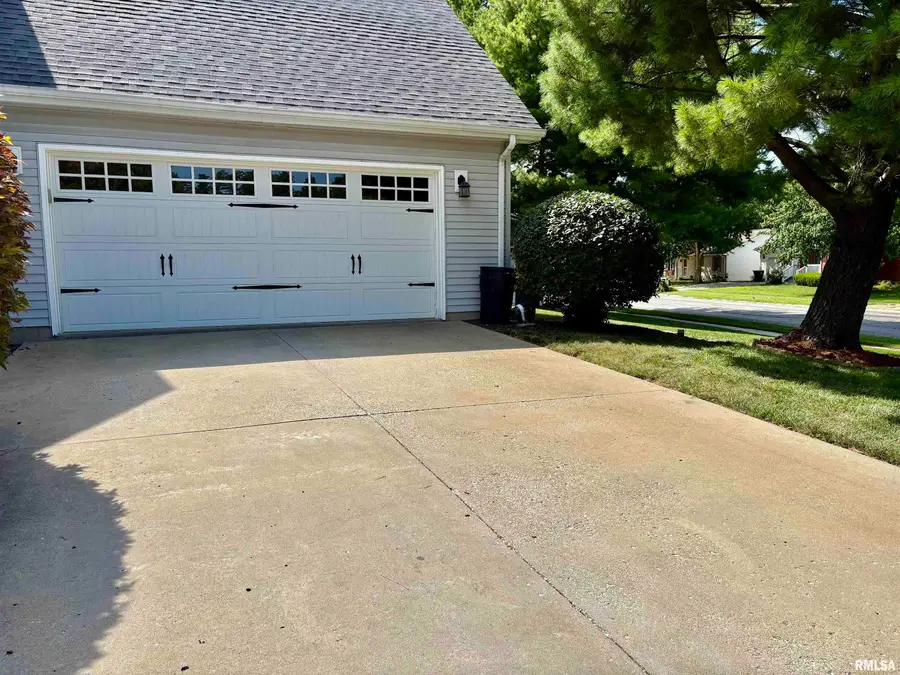 23 N Grand Avenue, Jacksonville, IL 62650 - #2