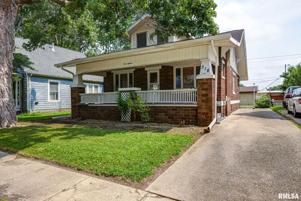 318 E Poplar Street, Taylorville, IL 62568 - #1