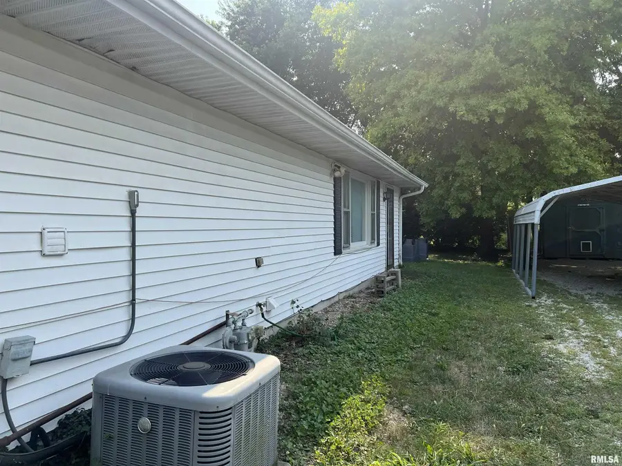 1035 Beesley Avenue, Jacksonville, IL 62650 - #3