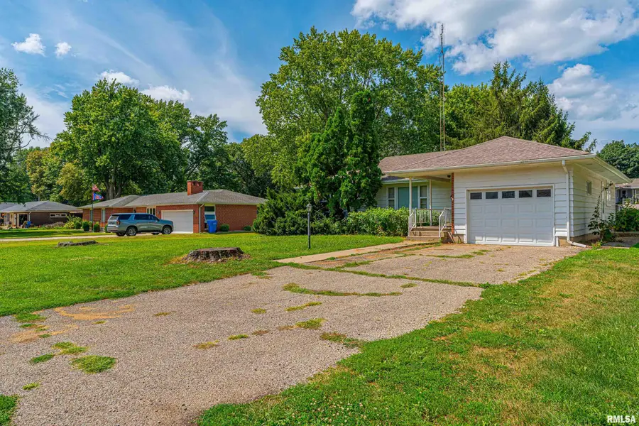 504 W High Street, Mason City, IL 62664 - #2