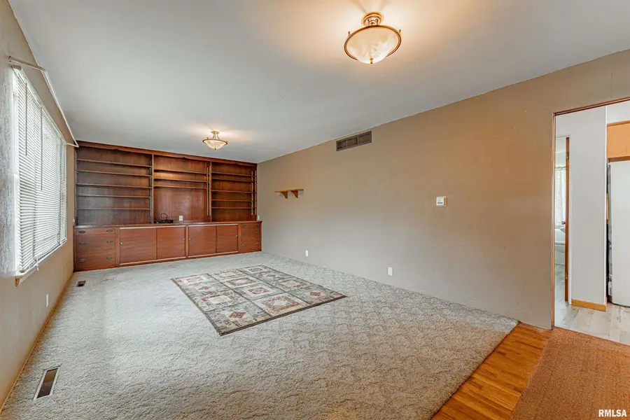 504 W High Street, Mason City, IL 62664 - #3
