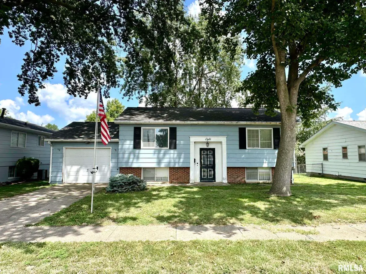 8 Highview Drive, Jacksonville, IL 62650 - #1