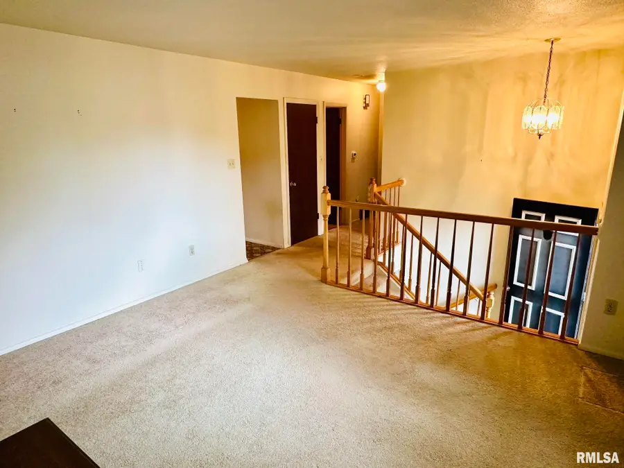 8 Highview Drive, Jacksonville, IL 62650 - #3