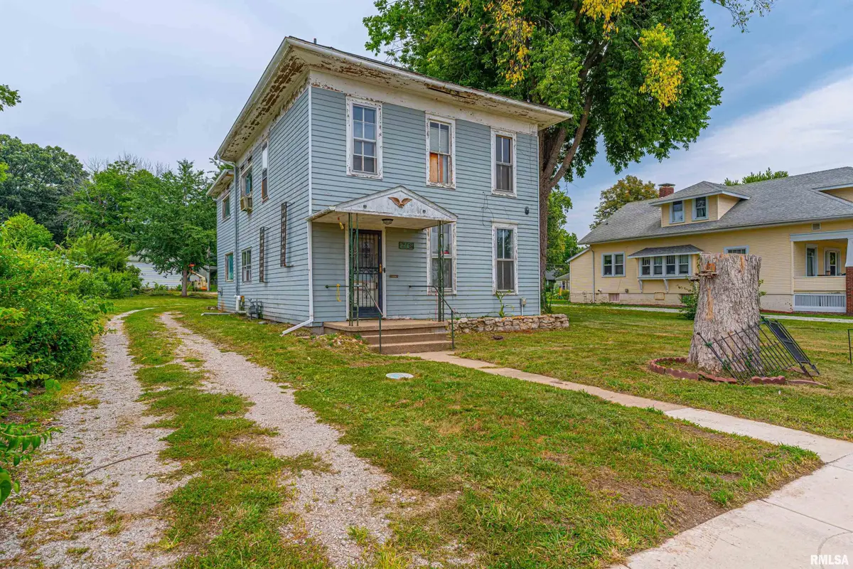 218 8th Street, Lincoln, IL 62656 - #1
