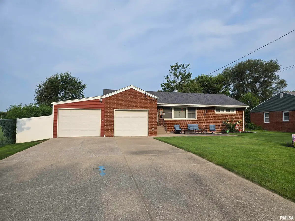 170 S Pleasant Avenue, Galesburg, IL 61401 - #1