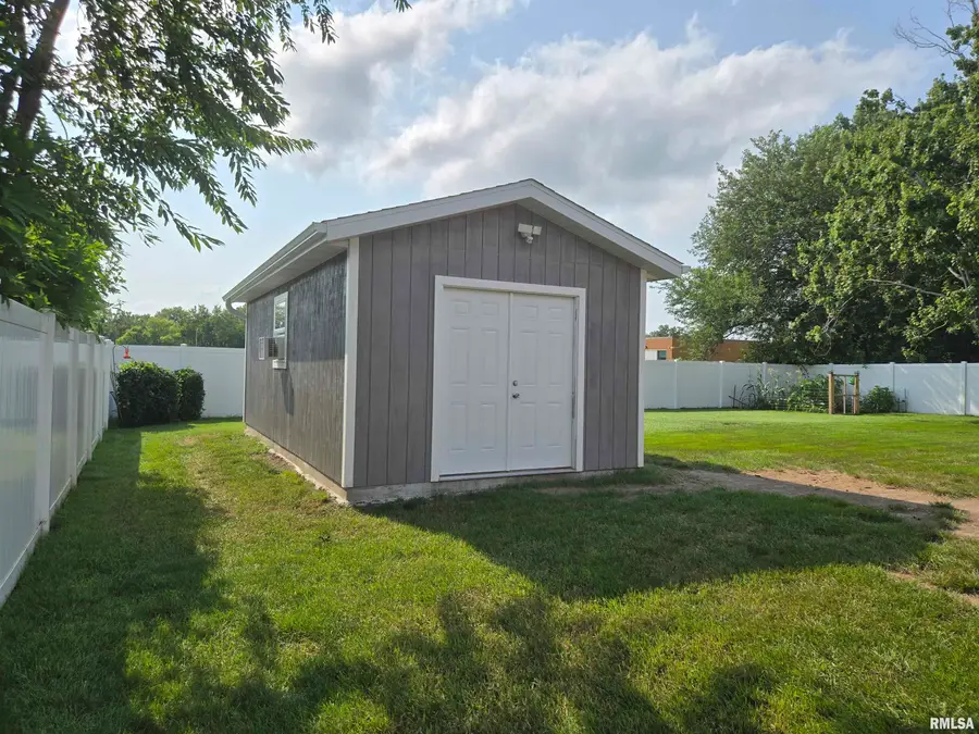 170 S Pleasant Avenue, Galesburg, IL 61401 - #3