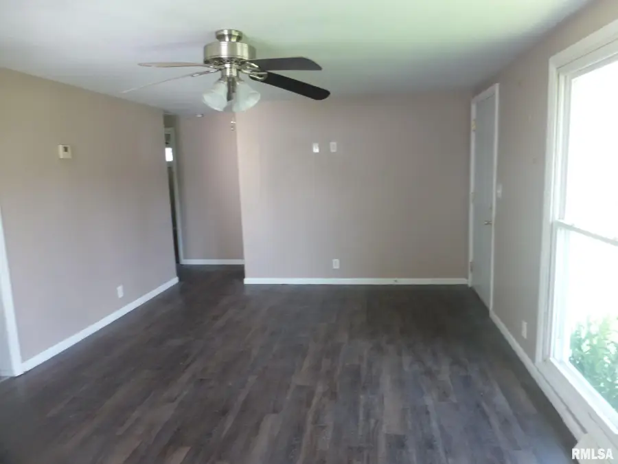 713 W England Street, Taylorville, IL 62568 - #3
