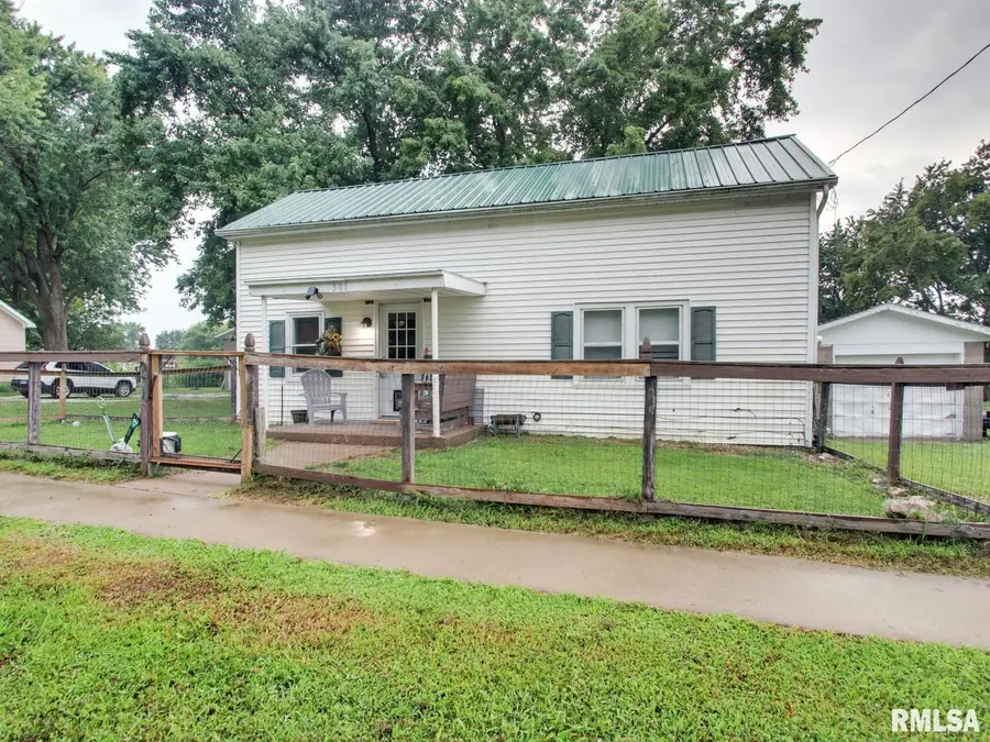 501 N Chestnut Street, Mendon, IL 62351 - #2