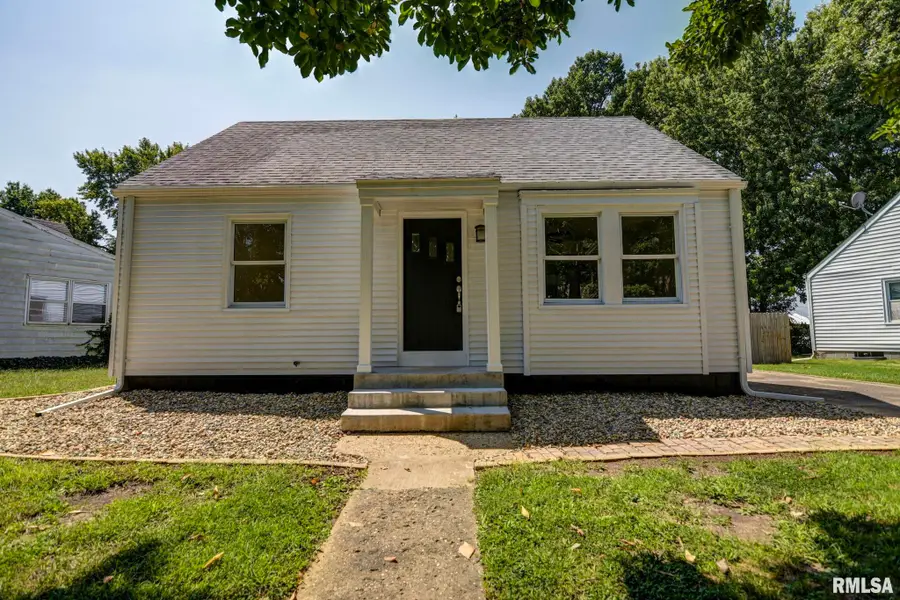 33 Illini Drive, Taylorville, IL 62568 - #2