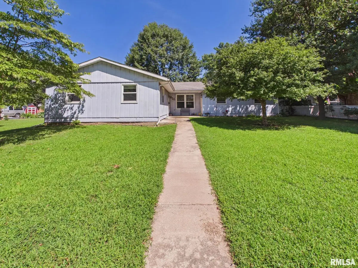 611 W Lincoln Avenue, Petersburg, IL 62675 - #1