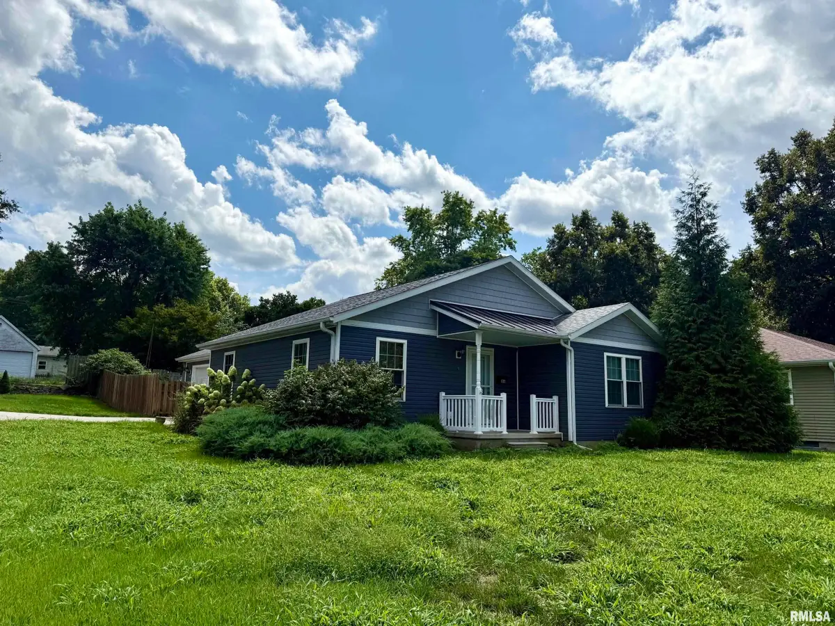 106 W Lincoln Avenue, Petersburg, IL 62675 - #1