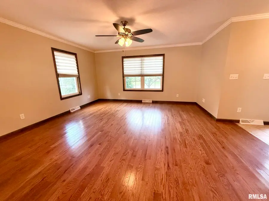 106 W Lincoln Avenue, Petersburg, IL 62675 - #2