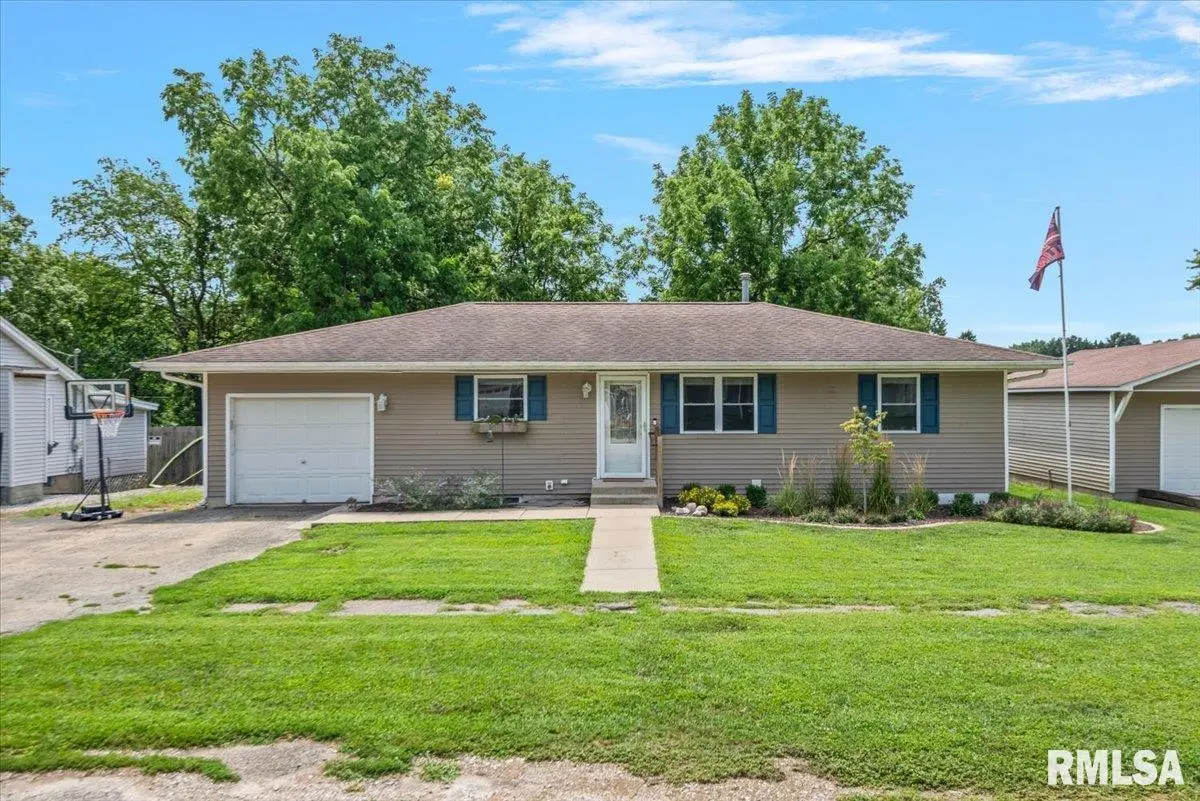 211 E Lincoln Street, Edinburg, IL 62531 - #1