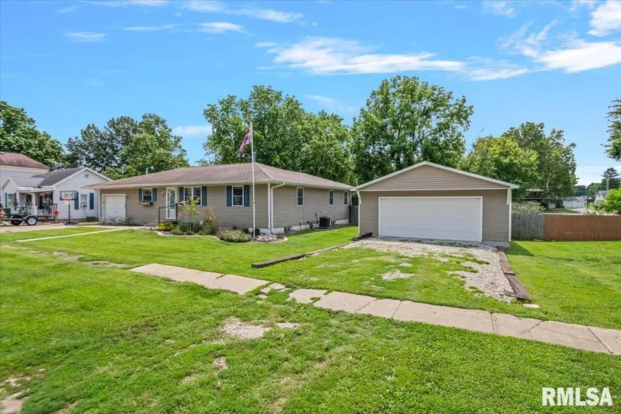 211 E Lincoln Street, Edinburg, IL 62531 - #3