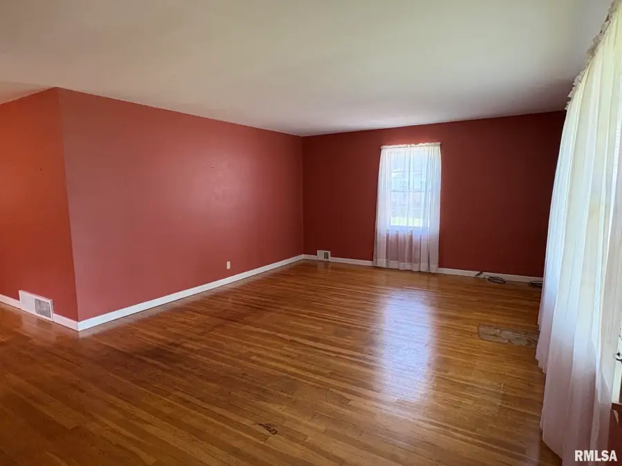 1423 S East Street, South Jacksonville, IL 62650 - #3