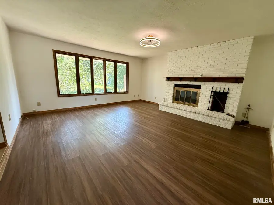 165 Birch Lane, Petersburg, IL 62675 - #3