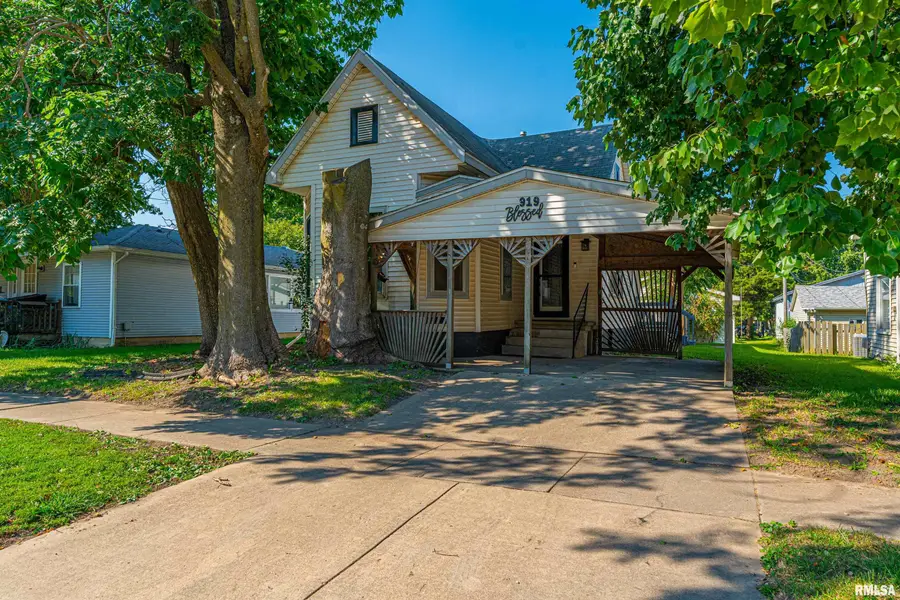 919 E Johnson Street, Clinton, IL 61727 - #2