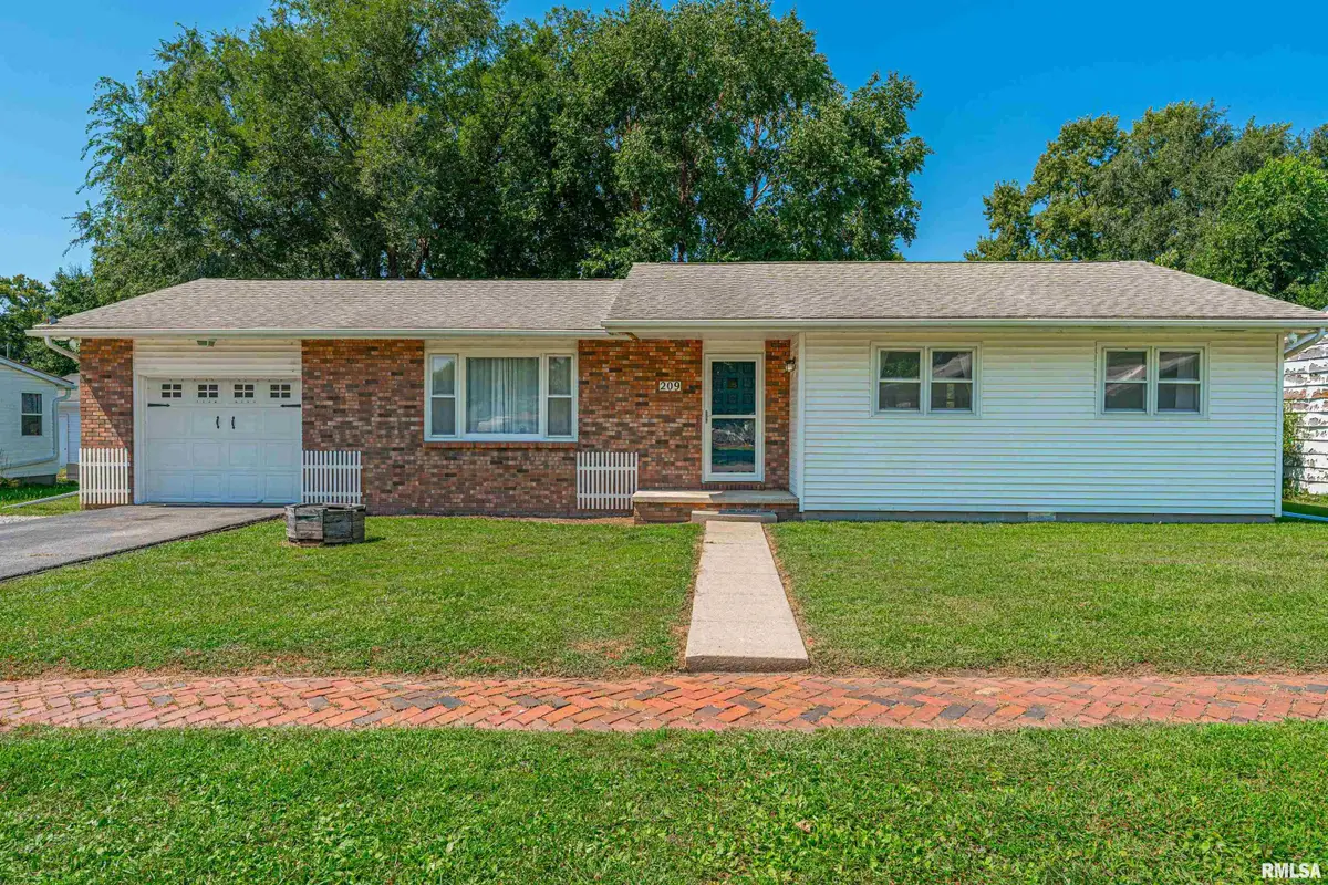 209 N Dauphin Street, Chestnut, IL 62518 - #1